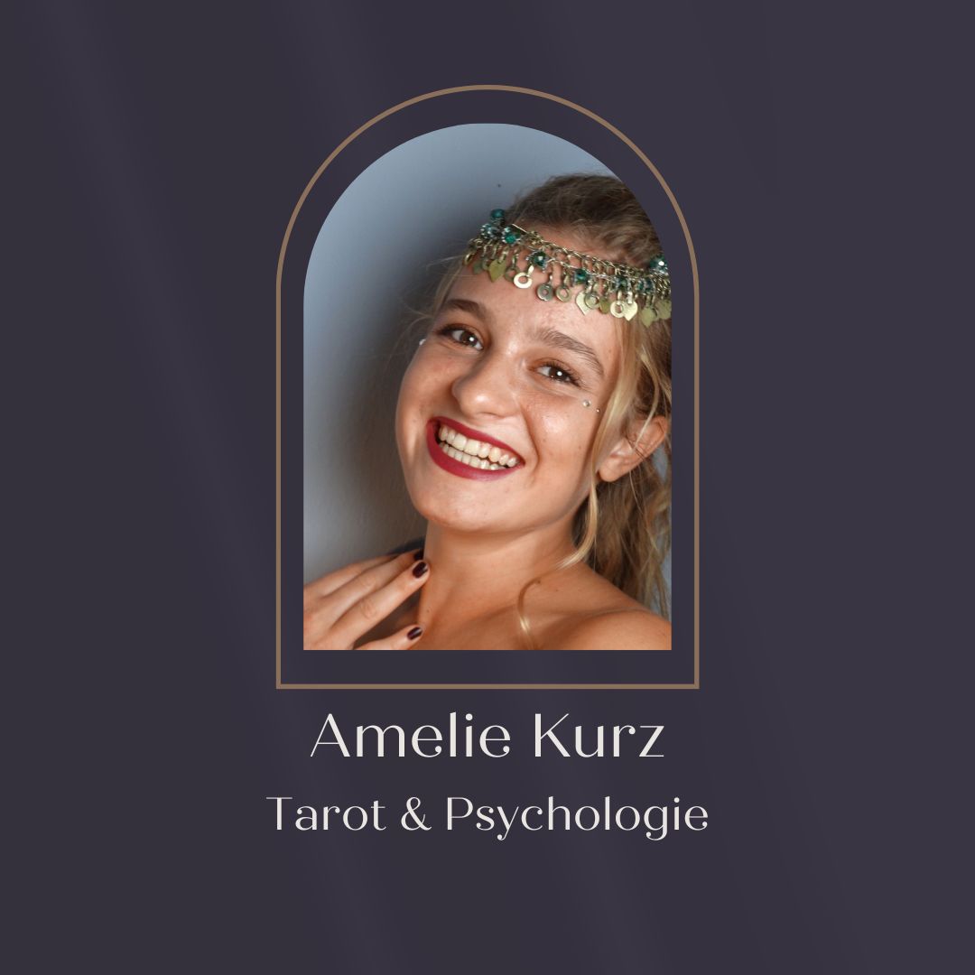 Amelie Kurz begleitet dich durch den Rauhnächte-Onlinekurs mit ihrem Tarotkarten-Wissen