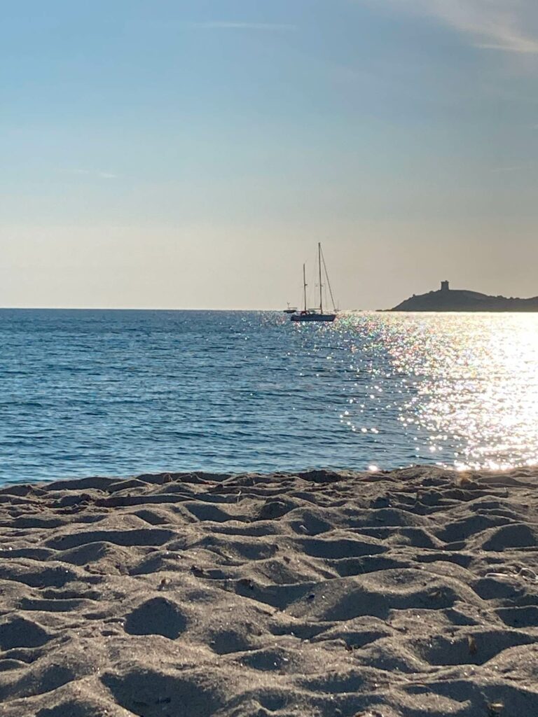 Korsika/Corsica Strand und Meer mit einem Segelschiff und Genuesenturm